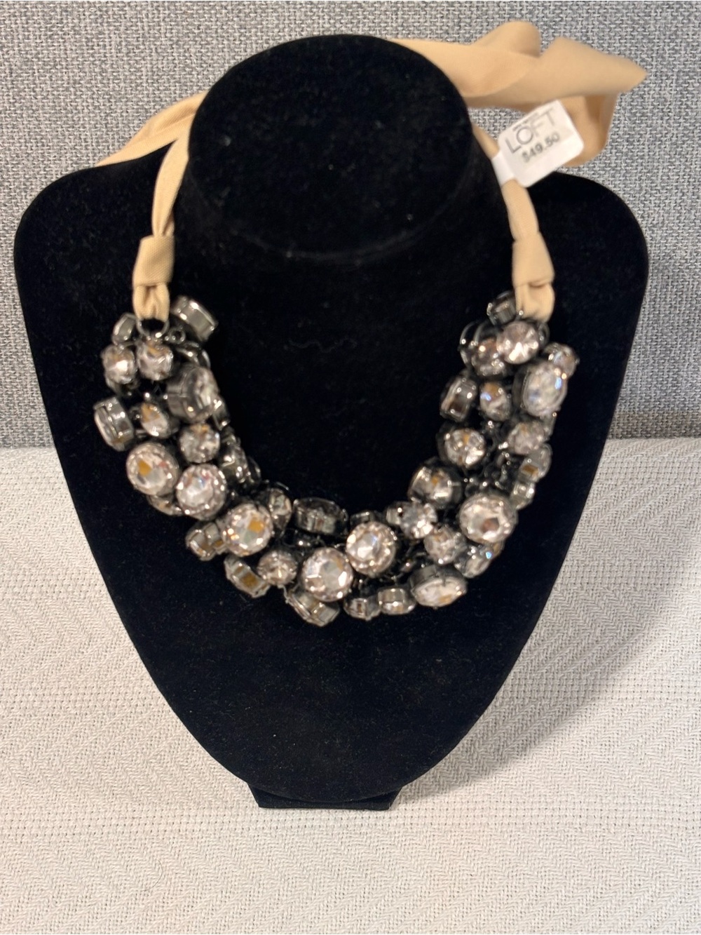 🔴🟡LOFT Gold-Tone and Champagne Crystal Cluster Necklace with Beige Ribbon - Picture 3 of 9